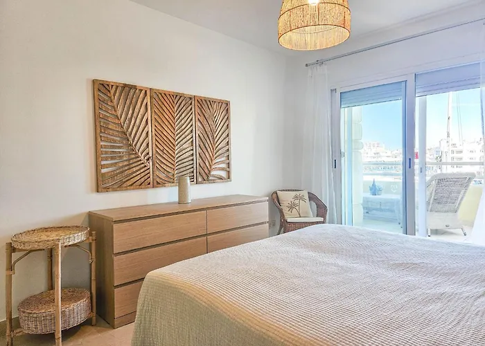 Beachfront In Marina Apartment *